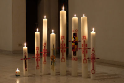 Osternacht der St. Benno Pfarrei 10 Osterkerzen der gesamten Pfarrei