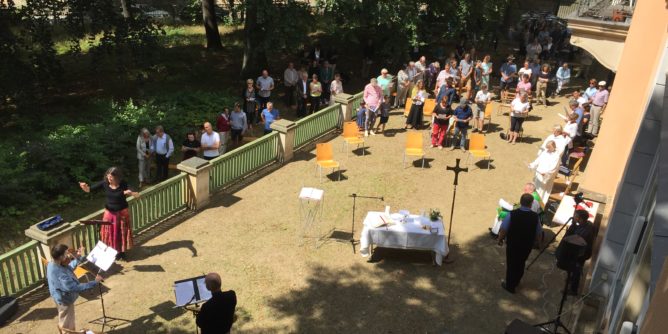 "Unser Hang zum Singen - mit Abstand der beste Platz zum Singen“ - jetzt mit Video 1 Gottesdienst Juli 2020