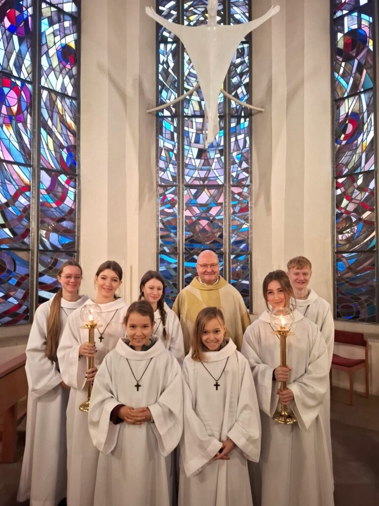 Feierliche Aufnahme zwei neuer Ministrantinnen zum Christkönigsfest - St. Benno Meißen 4