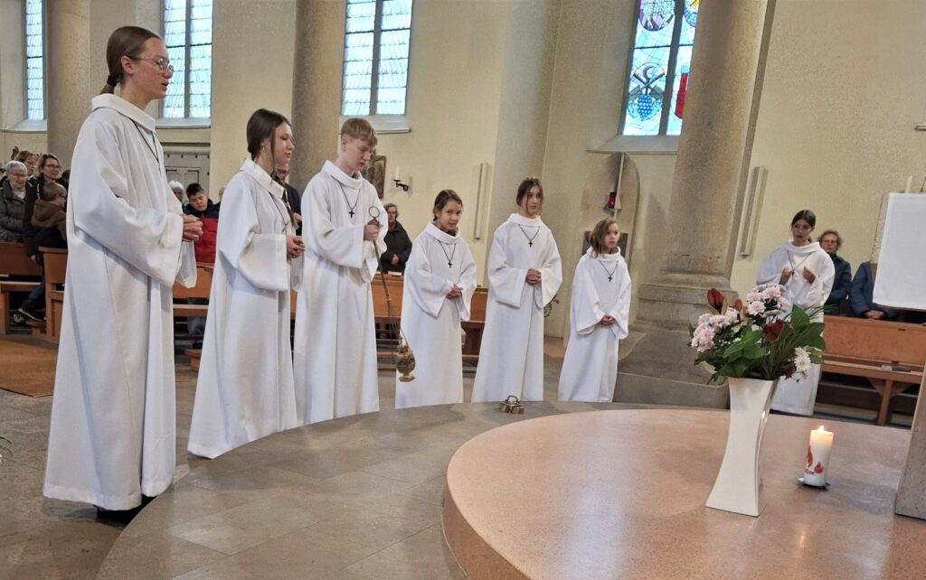 Feierliche Aufnahme zwei neuer Ministrantinnen zum Christkönigsfest - St. Benno Meißen 3