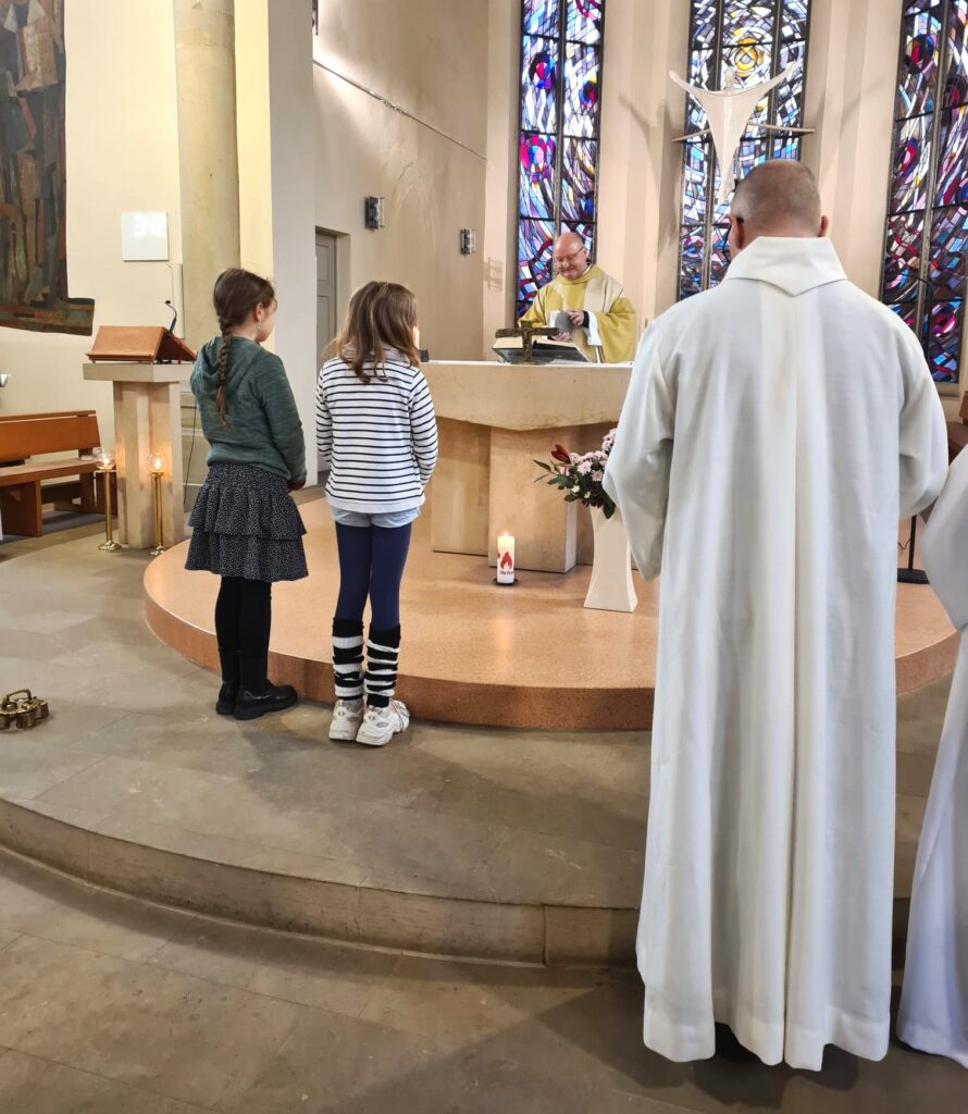 Feierliche Aufnahme zwei neuer Ministrantinnen zum Christkönigsfest - St. Benno Meißen 5