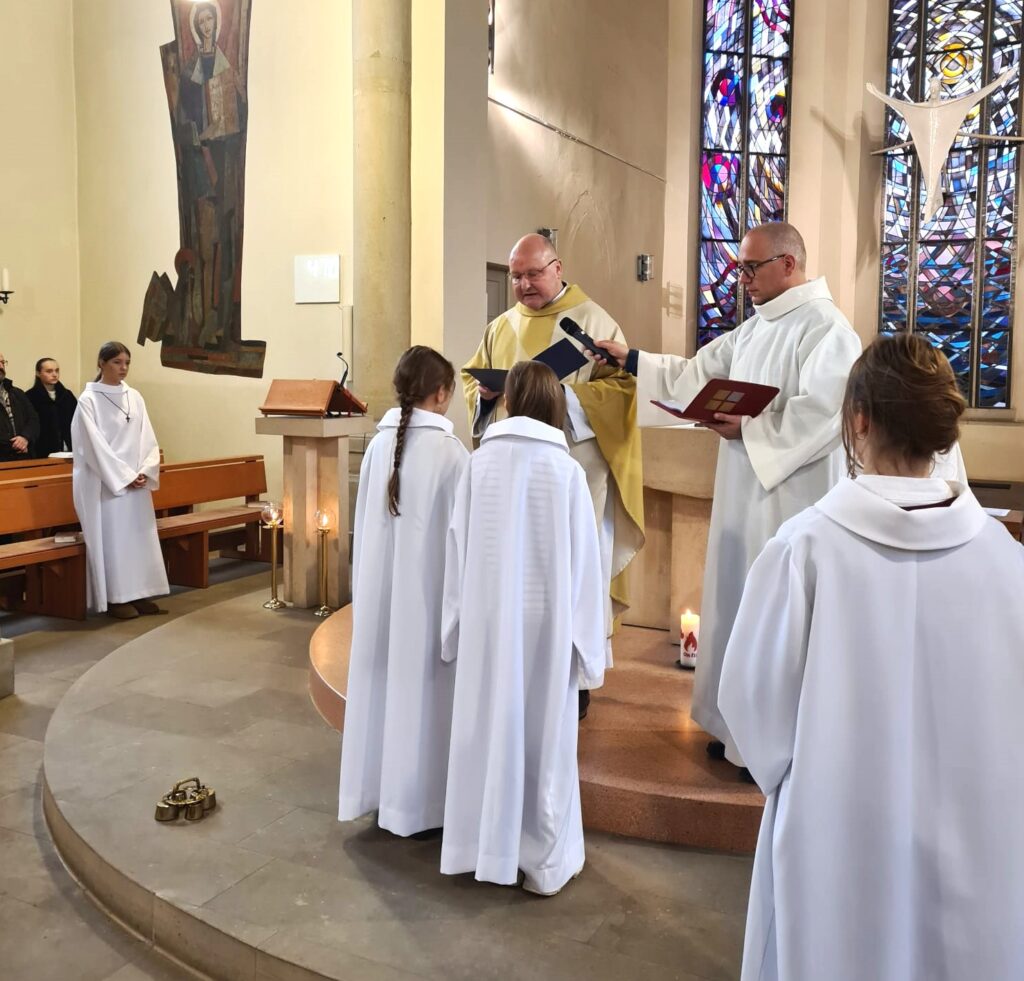 Feierliche Aufnahme zwei neuer Ministrantinnen zum Christkönigsfest - St. Benno Meißen 2