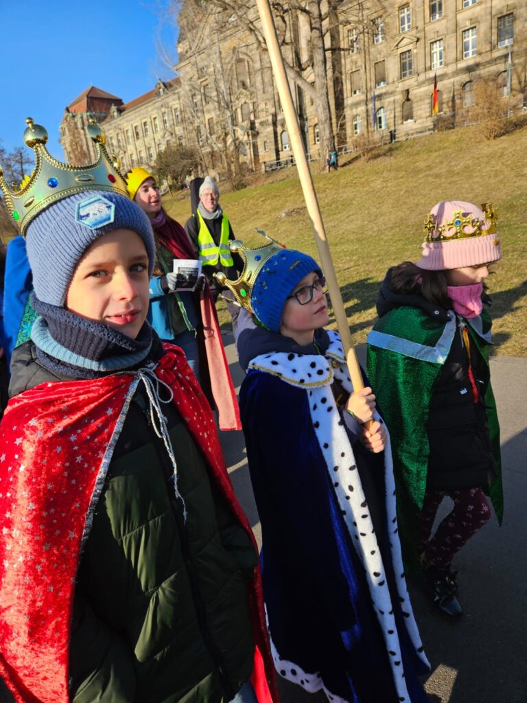 Sternsinger Aktion 2026 - Überall sind die Sternsinger nun unterwegs - auch in unserer Pfarrei ... Kinderhaus ... hier einige Bilder ... - Online Spenden hier möglich! 6
