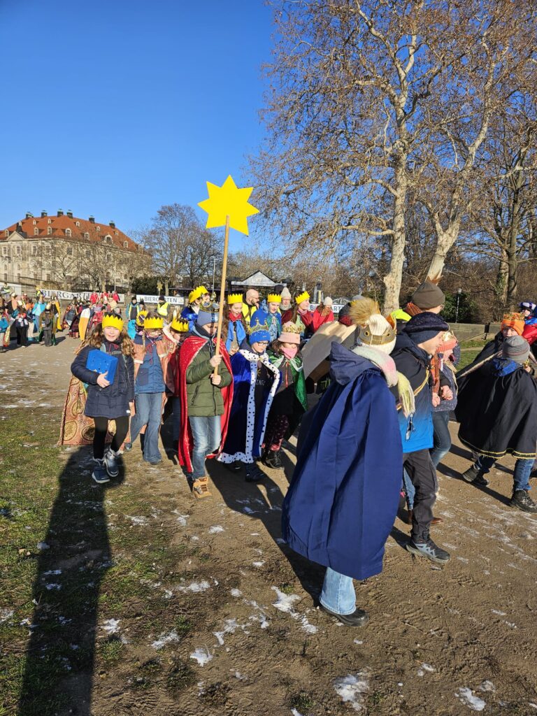 Sternsinger Aktion 2026 - Überall sind die Sternsinger nun unterwegs - auch in unserer Pfarrei ... Kinderhaus ... hier einige Bilder ... - Online Spenden hier möglich! 7