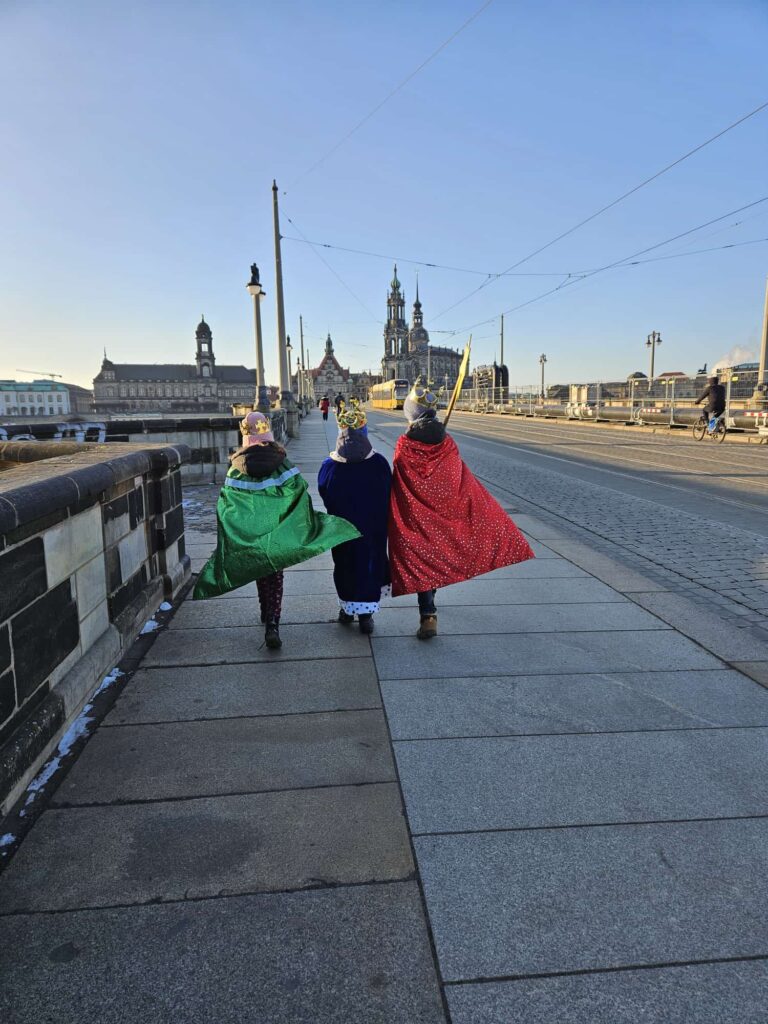 Sternsinger Aktion 2026 - Überall sind die Sternsinger nun unterwegs - auch in unserer Pfarrei ... Kinderhaus ... hier einige Bilder ... - Online Spenden hier möglich! 3