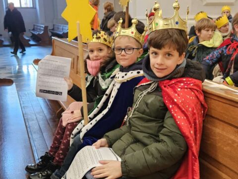 Sternsinger Aktion 2026 - Überall sind die Sternsinger nun unterwegs - auch in unserer Pfarrei ... Kinderhaus ... hier einige Bilder ... - Online Spenden hier möglich! 2
