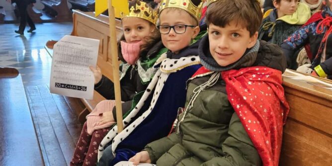 Sternsinger Aktion 2026 - Überall sind die Sternsinger nun unterwegs - auch in unserer Pfarrei ... Kinderhaus ... hier einige Bilder ... - Online Spenden hier möglich! 1